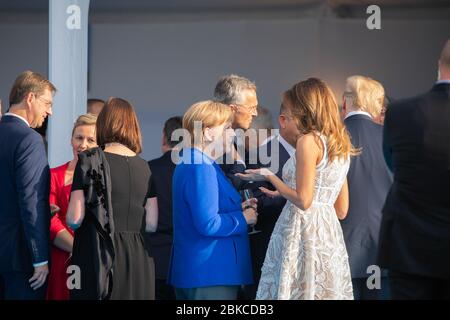 First Lady Melania Trump parla con la cancelliera tedesca Angela Merkel | 11 luglio 2018 il presidente Trump e il viaggio della First Lady in Europa Foto Stock