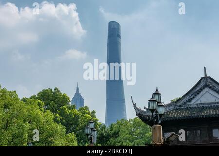 Shanghai / Cina - 28 luglio 2015: Il grattacielo megatall della Shanghai Tower a Pudong, nuova area a Shanghai, Cina Foto Stock