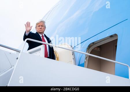 Il 23 febbraio 2020, il presidente Donald J. Trump si rivolse alla stampa mentre si preparava a salire a bordo dell'Air Force One alla Joint base Andrews, Maryland, per il suo viaggio a Charleston, Carolina del Sud. Foto Stock