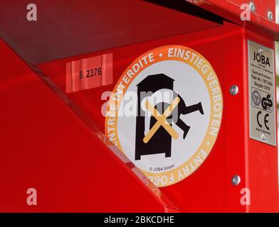 Entrata per adesivi vietata, scatola di raccolta per indumenti usati Foto Stock