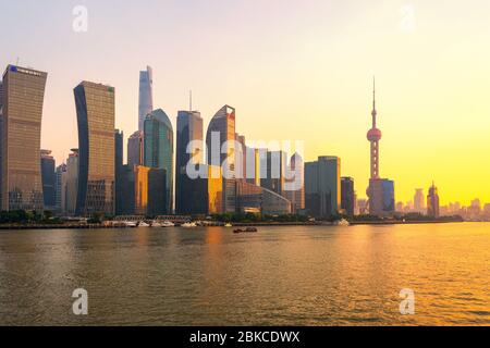 Shanghai / Cina - 29 luglio 2015: L'iconico skyline di Lujiazui di Shanghai e il fiume Huangpu al tramonto Foto Stock