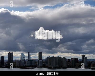 New York, New York, Stati Uniti. 1° maggio 2020. Lone isolato nuvola sul fiume Hudson e Jersey City, NJ. Foto presa dalla zona di Tribeca a Lower manhattan. Atmosfera sobria. Tempi somber. Credit: Milo Hess/ZUMA Wire/Alamy Live News Foto Stock