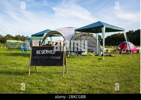 Ampio campo di campeggio occupato a Wowo's, un campeggio familiare in Sussex Foto Stock