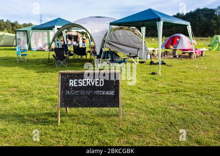 Ampio campo di campeggio occupato a Wowo's, un campeggio familiare in Sussex Foto Stock