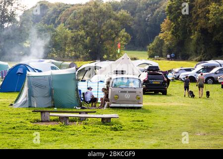 Ampio campo di campeggio occupato a Wowo's, un campeggio familiare in Sussex Foto Stock