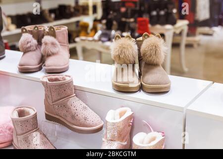 Rosa Ugg nella vetrina, scarpe invernali calde femminili. Abbigliamento invernale, moda e concetto di stagione fredda. Foto Stock
