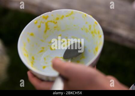 Zuppa gratuita preparata al fuoco, servita in una serata estiva al Wowo's, un campeggio familiare in Sussex Foto Stock