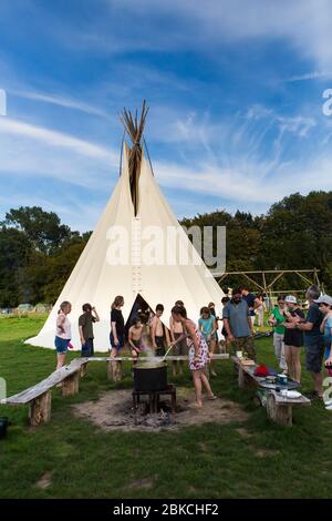 Zuppa gratuita preparata al fuoco, servita in una serata estiva al Wowo's, un campeggio familiare in Sussex Foto Stock