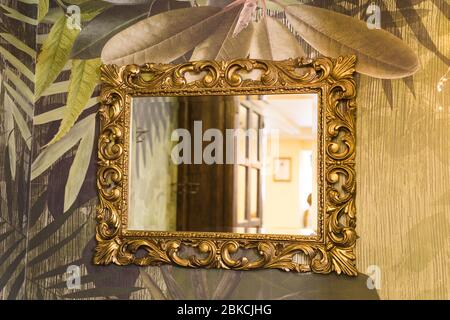 Vintage di lusso specchio con cornice dorata sulla parete. Isolato  all'interno Foto stock - Alamy