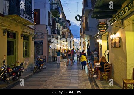 Nafplio / Grecia - 4 2017 luglio: Passeggiata estiva nei vicoli. Foto Stock