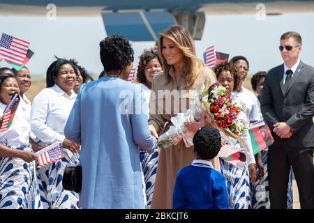 First Lady Melania Trump disembla Bright Star all'Aeroporto Internazionale di Lilongwe a Lilongwe, Malawi Giovedì 4 ottobre 2018, ed è salutata da Gertrude Mutharika, First Lady of Malawi. Visita di First Lady Melania Trump in Africa Foto Stock