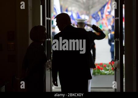 Poco prima che il presidente egiziano Abdel Fattah al Sisi arrivi alla lobby dell'ala ovest della Casa Bianca, il presidente Donald J. Trump parla con un membro dello staff lunedì 3 aprile 2017, a Washington, D.C. Foto del giorno: 4/4/17 Foto Stock