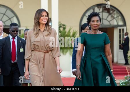 First Lady Melania Trump arriva alla Casa di Stato del Malawi a Lilongwe, Malawi Giovedì 4 ottobre 2018, ed è salutata da Gertrude Mutharika, First Lady of Malawi. Visita di First Lady Melania Trump in Africa Foto Stock