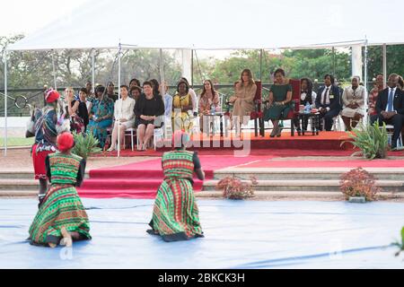 First Lady Melania Trump e Gertrude Mutharika, First Lady of Malawi, assistono a uno spettacolo di danza giovedì 4 ottobre 2018, presso la Malawi state House di Lilongwe, Malawi. Visita di First Lady Melania Trump in Africa Foto Stock