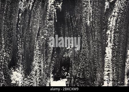 farina di grano bianco sparsa su un tavolo nero, vista dall'alto Foto Stock