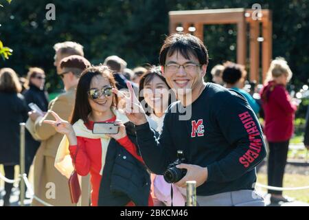 Il 21 ottobre 2018, gli ospiti hanno partecipato ai White House Fall Garden Tours, esplorando la bellezza stagionale dei giardini della Casa Bianca. Foto Stock