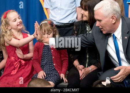 Il Vice Presidente Mike Pence dà cinque voti a una giovane ragazza in occasione di un incontro di benvenuto con il personale dell'Ambasciata e le loro famiglie all'Hotel Okura a Tokyo, Giappone, mercoledì 19 aprile 2017. I primi 100 giorni del Presidente Trump: 91 Foto Stock