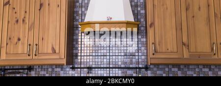 Elegante ventilatore estrattore in cucina, stile rustico. Stile country e interni provenzali. Foto Stock