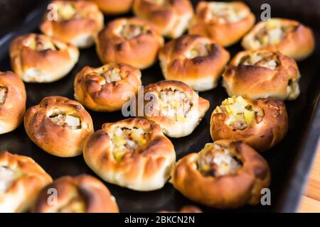 Selezione di torte pasties su sfondo nero. Forno e cucina concetto. Foto Stock