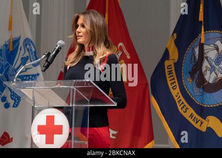 La First Lady Melania Trump fa delle osservazioni durante una visita alla sede della Croce Rossa americana a Washington, D.C. il 27 novembre 2018, concentrandosi sul lavoro umanitario dell'organizzazione e sul sostegno alle comunità. Foto Stock