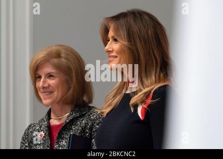Il 27 novembre 2018, la First Lady Melania Trump ha visitato il quartier generale della Croce Rossa americana a Washington, D.C., pronunciando osservazioni a sostegno degli sforzi umanitari dell'organizzazione. Foto Stock