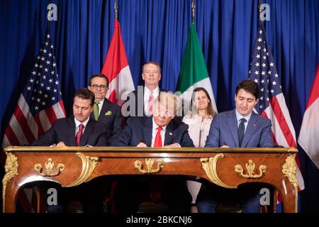 Il presidente Donald J. Trump è Unito dal presidente messicano Enrique pena Nieto e dal primo ministro canadese Justin Trudeau alla cerimonia di firma USMCA venerdì 30 novembre 2018, a Buenos Aires, Argentina. Presidente Donald J. Trump al vertice del G20 Foto Stock