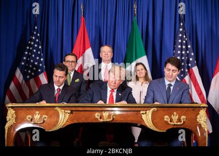 Il presidente Donald J. Trump è Unito dal presidente messicano Enrique pena Nieto e dal primo ministro canadese Justin Trudeau alla cerimonia di firma USMCA venerdì 30 novembre 2018, a Buenos Aires, Argentina. Presidente Donald J. Trump al vertice del G20 Foto Stock