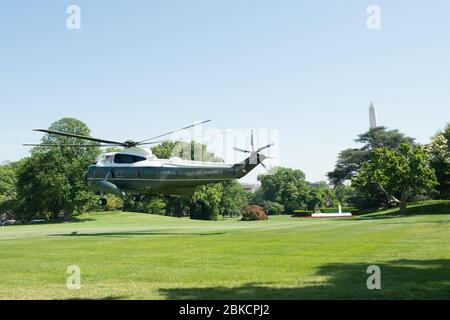 Il presidente Donald Trump arriva alla Casa Bianca a bordo di Marine One mercoledì 17 maggio 2017 poco dopo essere tornato da Groton, Connecticut, dove ha espresso le sue osservazioni alla United States Coast Guard Academy cerimonia di inizio Foto del giorno: 5/18/17 Foto Stock