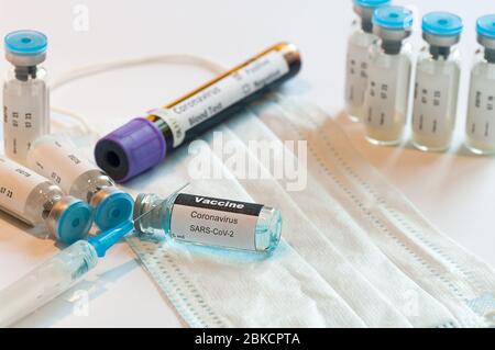 Siringa per uso medico con flaconcino di vetro con vaccino per coronavirus COVID-19. Foto Stock
