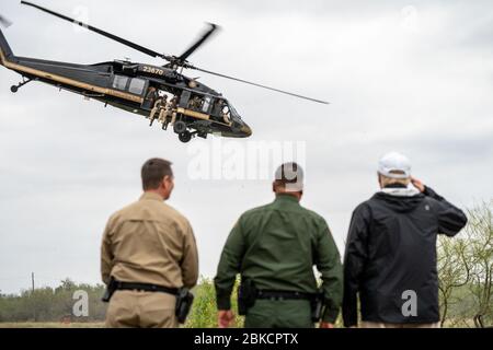 Il 10 gennaio 2019, il presidente Trump ha visitato un Overlook lungo il Rio grande vicino alla stazione di McAllen della pattuglia di frontiera degli Stati Uniti a McAllen, Texas, e ha salutato un elicottero di pattuglia di frontiera di passaggio dopo un briefing sull'immigrazione e la sicurezza delle frontiere. Foto Stock