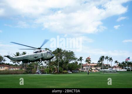 Marine One, l'elicottero presidenziale, parte da Mar-a-Lago a Palm Beach, Florida, segnando l'inizio del viaggio di ritorno a Washington D.C. a seguito dei doveri ufficiali nella tenuta. Foto Stock