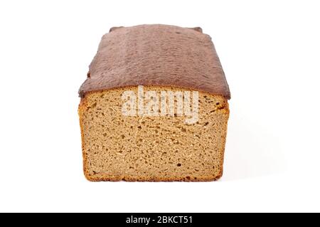 Pane tradizionale lituano di segale (pane scuro), isolato su sfondo bianco Foto Stock