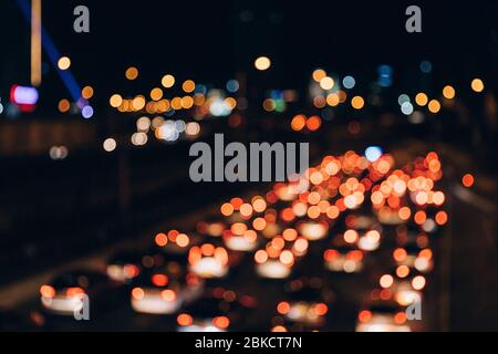 Foto astratta su esposizione lunga con molti bokeh di luci auto di notte. Prospettiva delle luci per auto. Immagine artistica. Foto Stock