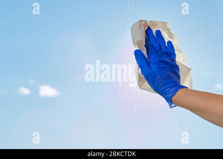 Lavaggio delle molle una finestra sporca su uno sfondo di cielo azzurro chiaro. Servizio per lavaggio delle finestre in case private. Foto Stock