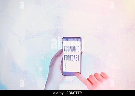 Segno di testo che mostra la previsione economica. Foto di affari che mostra il processo di fare previsioni circa la condizione economica Foto Stock