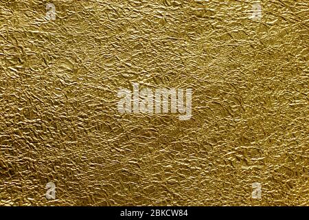 Lamina d'oro. Tessuto metallico giallo sbriciolato. Foto Stock