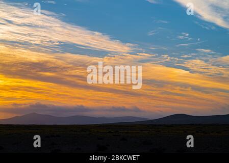 i colori del tramonto si riflettono nelle nuvole, nel deserto di atacama Foto Stock