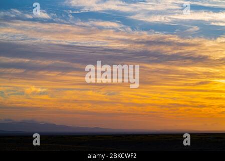 i colori del tramonto si riflettono nelle nuvole, nel deserto di atacama Foto Stock