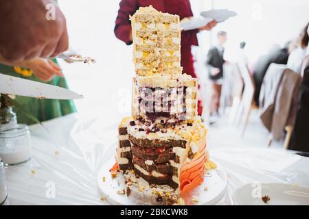 foto di una torta di nozze metà mangiata Foto Stock