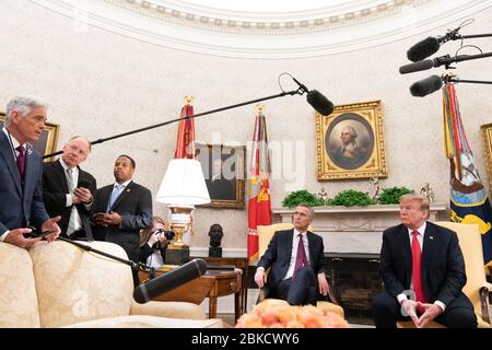 Il presidente Donald J. Trump incontra il segretario generale della NATO Jens Stoltenberg martedì 2 aprile 2019, presso l'Ufficio ovale della Casa Bianca. Il Presidente Trump accoglie con favore il Segretario Generale Jens Stoltenberg presso la Casa Bianca Foto Stock