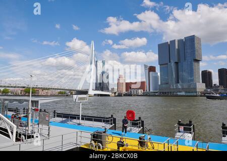 Navigazione sulla Nieuwe Waterweg a Rotterdam vicino all'Erasmusbrug Foto Stock