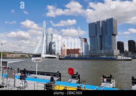 Navigazione sulla Nieuwe Waterweg a Rotterdam vicino all'Erasmusbrug Foto Stock