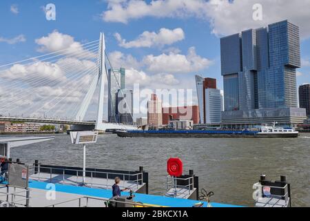 Navigazione sulla Nieuwe Waterweg a Rotterdam vicino all'Erasmusbrug Foto Stock