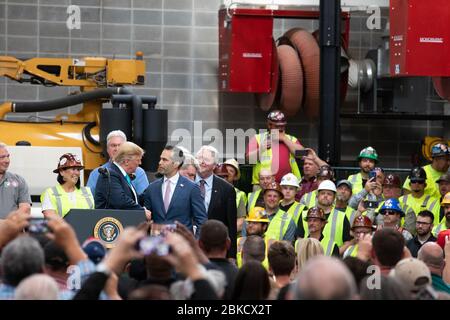 Il presidente Donald J. Trump è accolto dal commissario del Texas George P. Bush all'Unione internazionale degli ingegneri operativi Centro internazionale di formazione ed educazione Mercoledì, 10 aprile 2019, a Crosby, Texas. Il presidente Trump esprime osservazioni e firma un ordine esecutivo su energia e infrastrutture Foto Stock