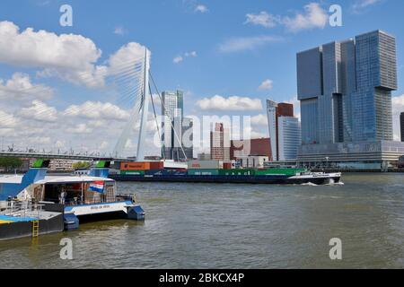 Navigazione sulla Nieuwe Waterweg a Rotterdam vicino all'Erasmusbrug Foto Stock