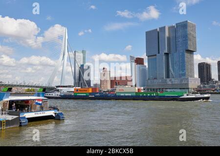 Navigazione sulla Nieuwe Waterweg a Rotterdam vicino all'Erasmusbrug Foto Stock