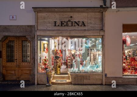 3 febbraio 2020 - Salisburgo, Austria: Boutique di caramelle in via getreidegasse nella serata delle piogge Foto Stock