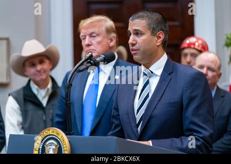 Il 12 aprile 2019, il presidente Donald J. Trump ha partecipato a una sessione nella sala Roosevelt della Casa Bianca dove il presidente Ajit Pai della Federal Communications Commission ha discusso i progressi della distribuzione della tecnologia 5G negli Stati Uniti. Foto Stock