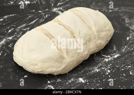 Pasta di pane sul tavolo prima di sostenere. Primo piano. Foto Stock