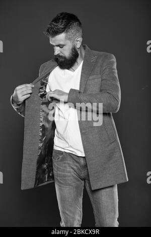 Soggiorni di eleganza nella moda. Moda ragazzo sfondo grigio. Uomo Barbuto verificare tasca nella camicia. Hipster con aspetto di moda. Moda e stile. Casual abbigliamento business. Foto Stock